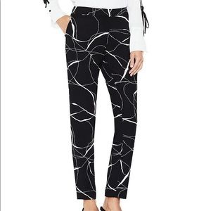 💕FRIDAY SALE Size 6 Black & White Ankle Pants💕